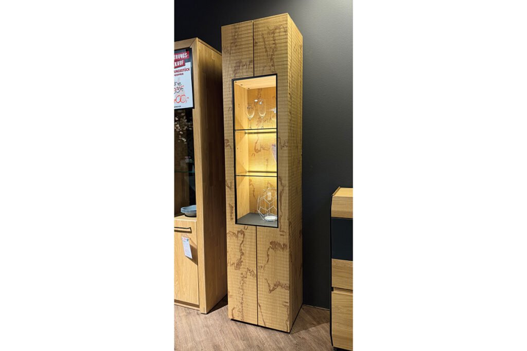 Vitrine Wildeiche massiv/Anthrazit/Baumrinde mit Beleuchtung
