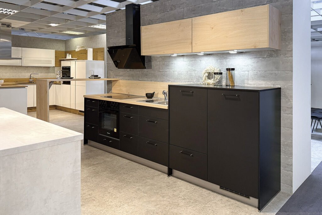 Schwarz matt, inklusive Elektrogeräte: Schräghaube, Herd-Set, Geschirrspüler, Kühlschrank, Einbauspüle, Mischbatterie, Theke und Zubehör