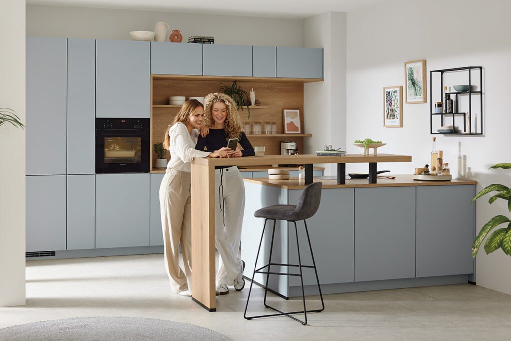 Küche mit Kücheninsel, Hellblau/Eiche Honig