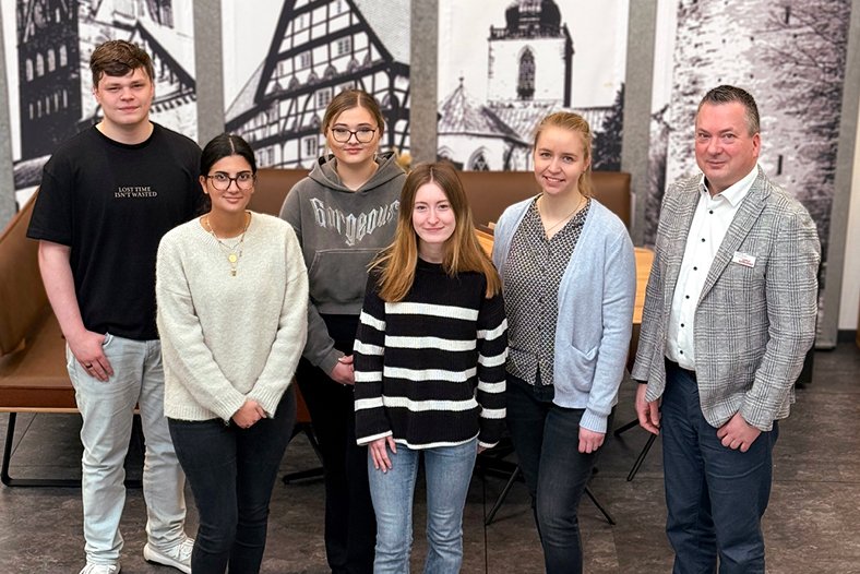 Marco Ricke mit Auszubildenden