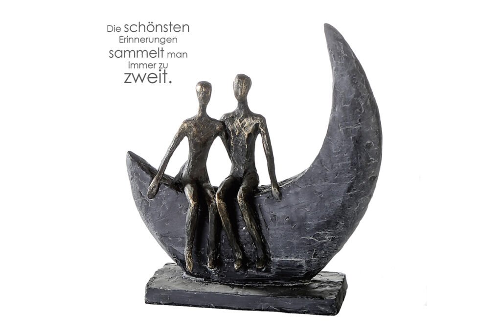 Skulptur Moon mit zwei Figuren die auf einer Mondsichel sitzen