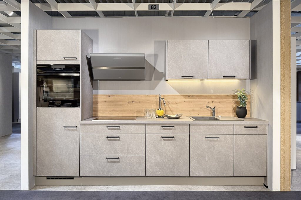 Basalt Taupe, Steingrau, inkl. Elektrogeräte: Kochfeld, Kopffreihaube, Backofen, Geschirrspüler, Kühlschrank, Einbauspüle, Mischbatterie und Zubehör.