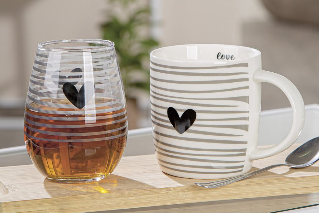 Zweiteiliges Set bestehend aus Trinkglas und Becher, Weiß/Silber gestreift mit Herzmotiv Schwarz