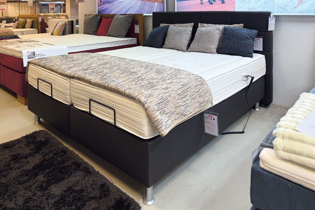 Boxspringbett, Stoff Santiago Grau, Taschen-Federkernmatratzen, inkl. Gelauflage und motor. Verstellung.