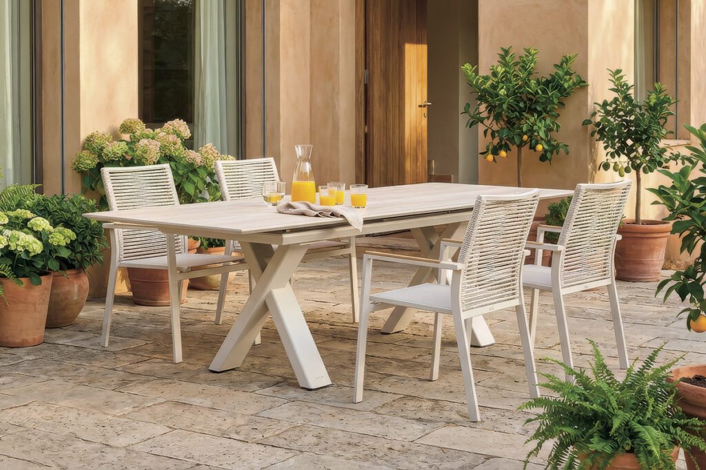 Gartengruppe best. aus Ausziehtisch und 4 Stapelsesseln