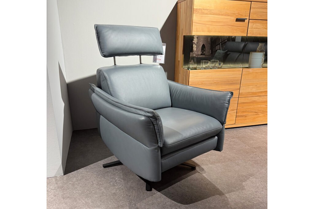 Longlife®-Leder Hellblau, Sitz Kaltschaum soft, Sternfuß Schwarz, inklusive 2-motorischer Verstellung und Kopfstütze.