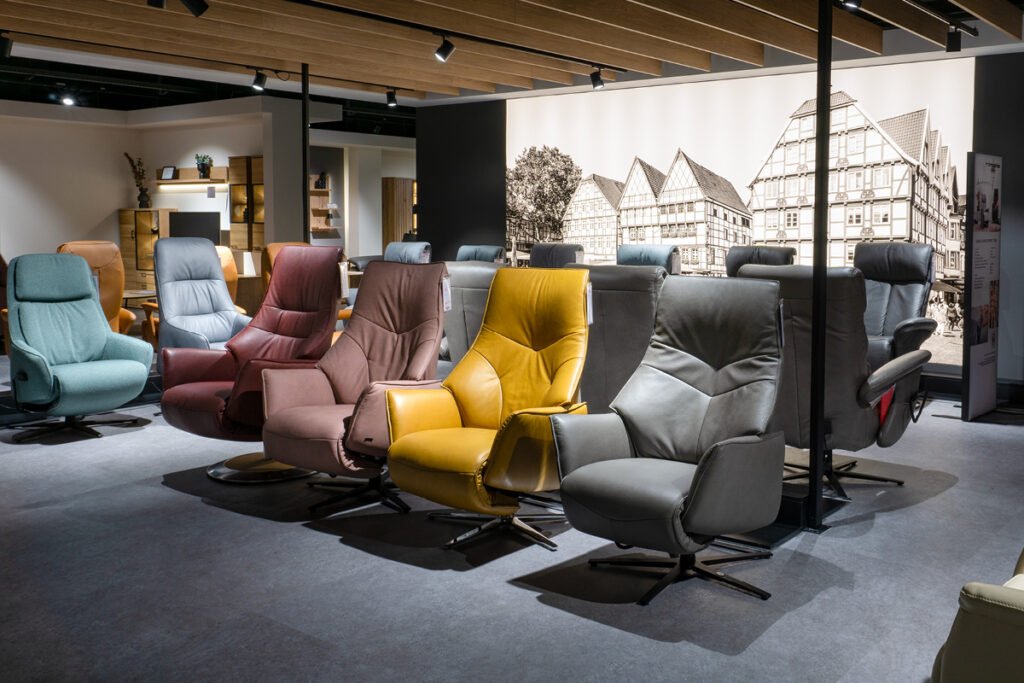 Abteilung Modernes Wohnen mit modernen Sesseln im Vordergrund und ein Bild vom Soester Marktplatz im Hintergrund