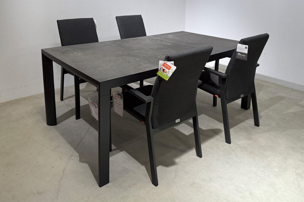Gartengruppe Aluminium pulverbeschichtet matt Anthrazit, Bezug Anthrazit Sunbrella, bestehend aus Esstisch, Tischplatte Keramik Grau und 4 Stühlen.