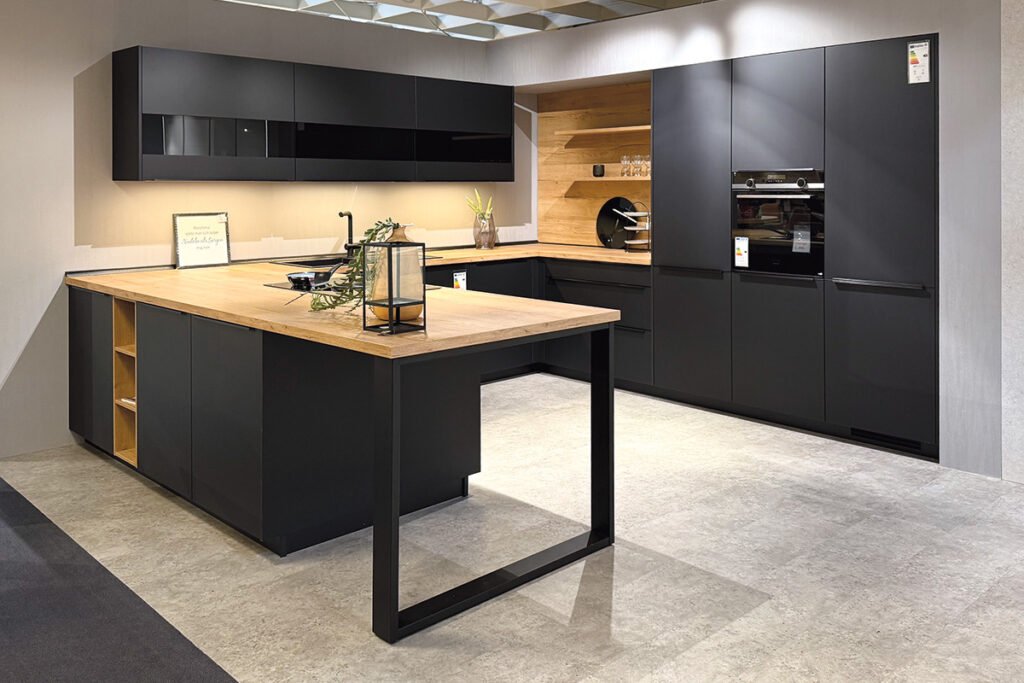 Einbauküche , U-Form mit Hängeschränken, Ansetztisch und Regalelementen, Front Lacklaminat Graphite Schwarz, Arbeitsplatte Dekor Eiche Sierra Nachbildung, mit Elektrogeräten