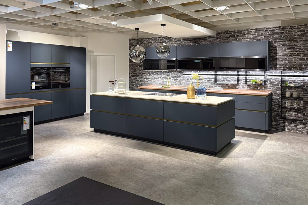 Einbauküche, Front Lacklaminat Fjordblau, Griffmulde Gelbgold, Korpus und Sockel Schwarz, Arbeitsplatte Vikings Oak Nachbildung, inklusive Elektrogeräte