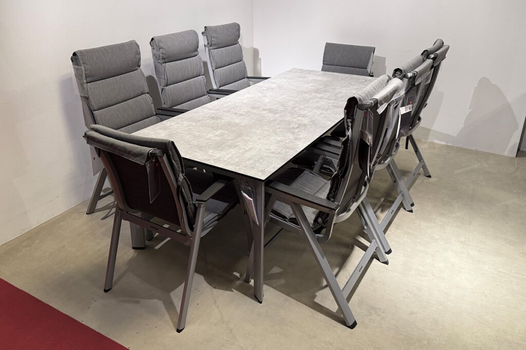 Gartengruppe, Aluminium pulverbeschichtet silberfarben, Outdoorgewebe Graphit, bestehend aus Ess- tisch, 6 Multipositions- sesseln und 2 Dining-Sesseln, inkl. Auf- lagen