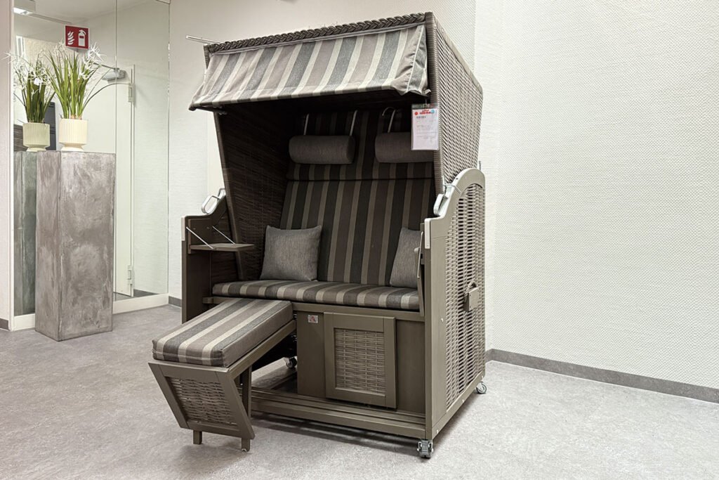 Strandkorb Pinienholz, verzinkte Beschläge, Oberkorb mehrfach verstellbar, Sitzkissen grau gestreift, inkl. 2 Klapptischen und Kissen Grau