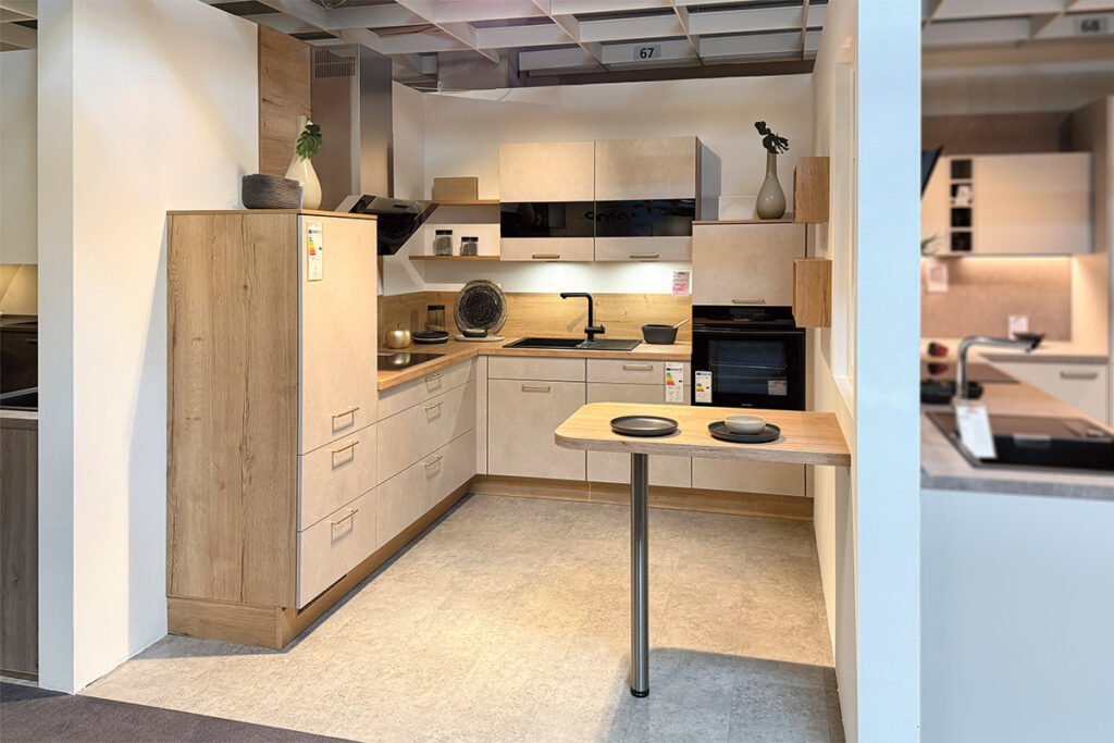 Einbauküche, Front Beton Sand Nachbildung, Korpus Eiche Sierra Nachbildung, inklusive Elektrogeräte und Ansetztisch