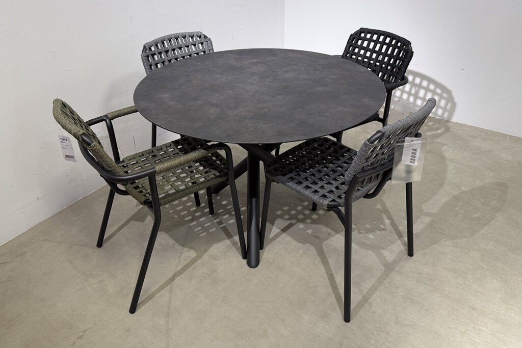 Gartengruppe Aluminium Graphit/Kunststoff/Laminat, Rope Olefin, bestehend aus Esstisch, 2 Stühlen Hellgrau und 2 Sesseln Grün/Anthrazit.