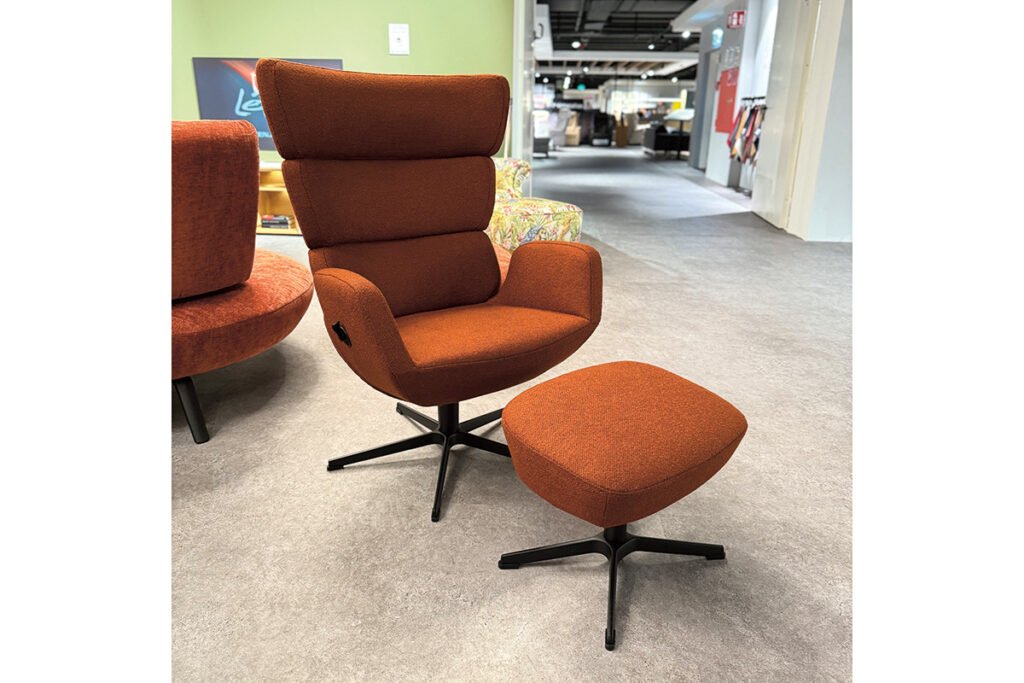 Sessel Stoff Orange, Sternfuß Schwarz, inklusive Hocker, Memory-Funktion und verstellbarem Rücken.
