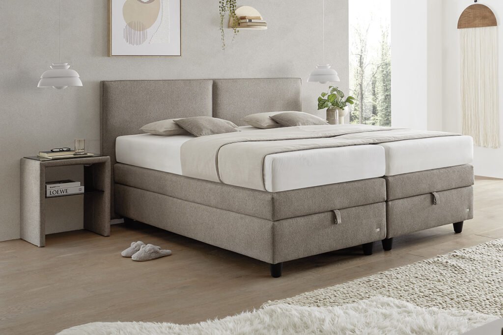 Boxspringbett, Bezug Stoff Beige mit passendem Nachttisch