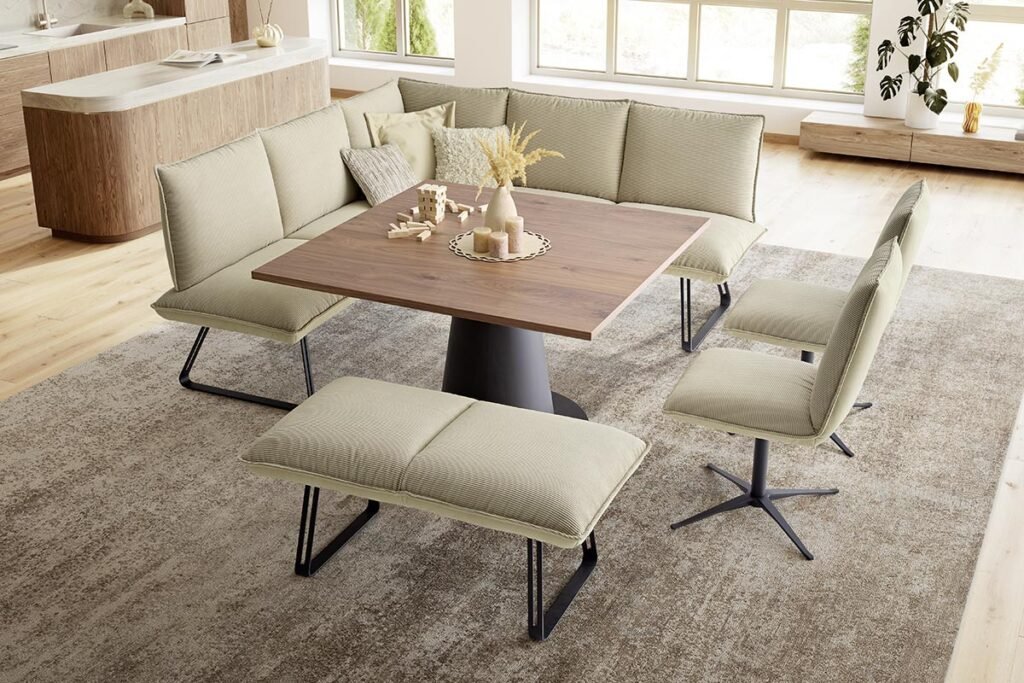 Speisegruppe, bestehend aus Eckbank, Esstisch, Polsterstühlen und Hocker, Bezug Stoff Beige, Gestell Metall Schwarz