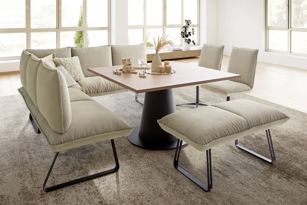 Speisegruppe, bestehend aus Eckbank, Esstisch, Polsterstühle und Hocker, Bezug Stoff Beige, Gestell Metall Schwarz