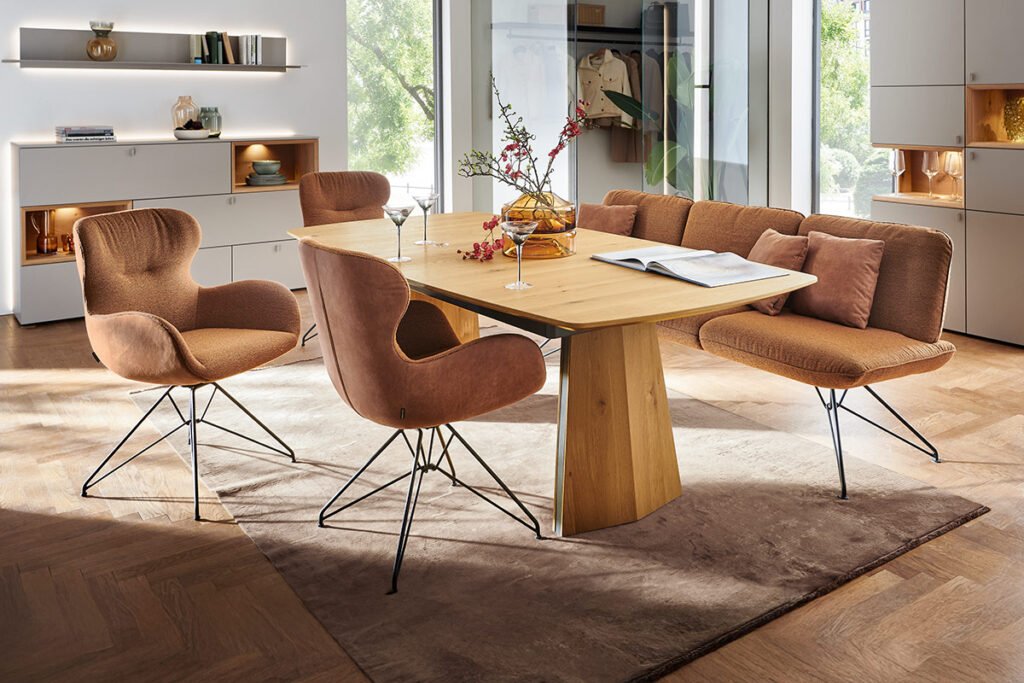 Speisegruppe bestehend aus Bank Bezug Stoff kupferfarben, Esstisch Wildeiche hell soft gebürstet geölt und 3 Polstersesseln