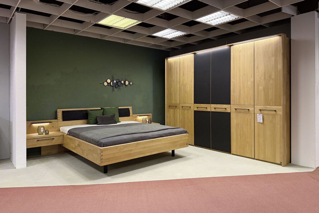 Schlafzimmer Erle massiv natur, best. aus Bettanlage, LF ca. 180x200 cm, inkl. 2 Nachtkonsolen und Zubehör sowie Kleiderschrank, ca. 302x223 cm, inkl. Zubehör.