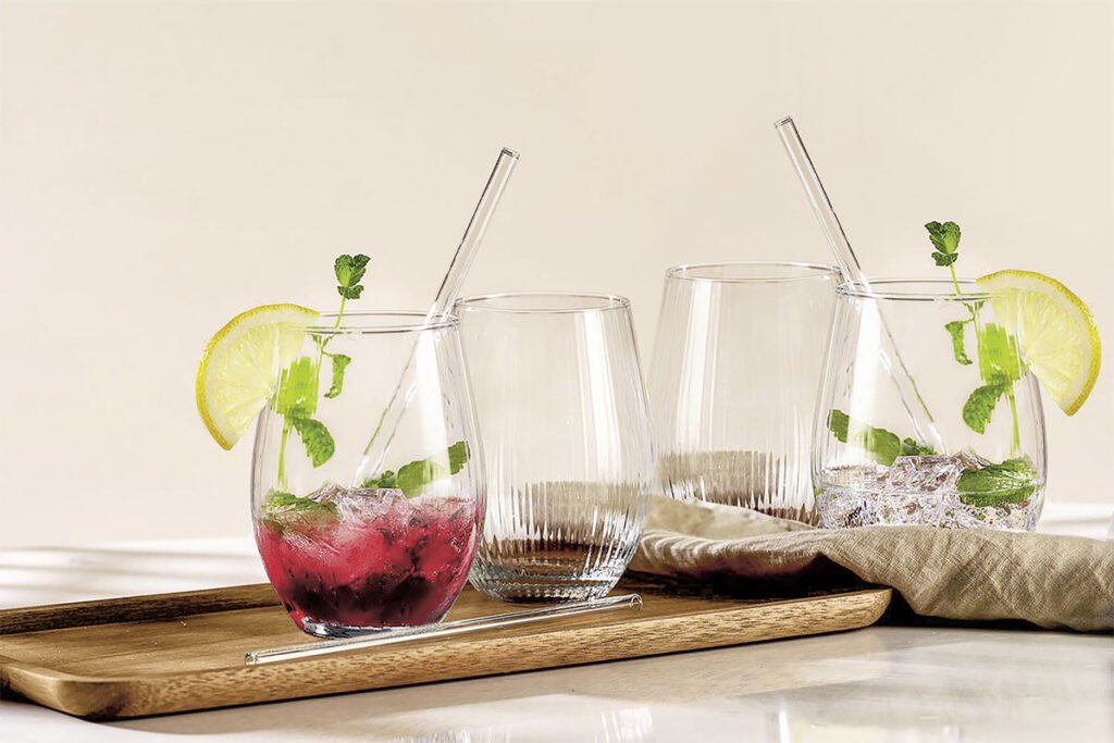 Gläser-Set mit Glas Strohhalm