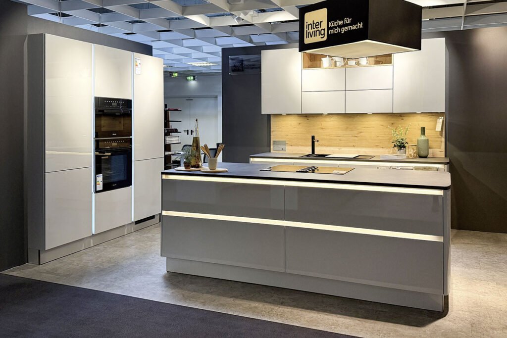 Einbauküche Platingrau Hochglanz/Zement Anthrazit, inkl. Miele-Elektrogeräte: Kochfeld (KMDA 7633 FL), Backofen EEK A+*1 (H 7460 B), Dampfgarer (DGM 7440), Geschirrspüler EEK D*2 (G 5155 SCVI XXL), Kühlschrank EEK D*2 (K 7738 D), Einbauspüle und Mischbatterie, ca. 186x225+250x239 cm.