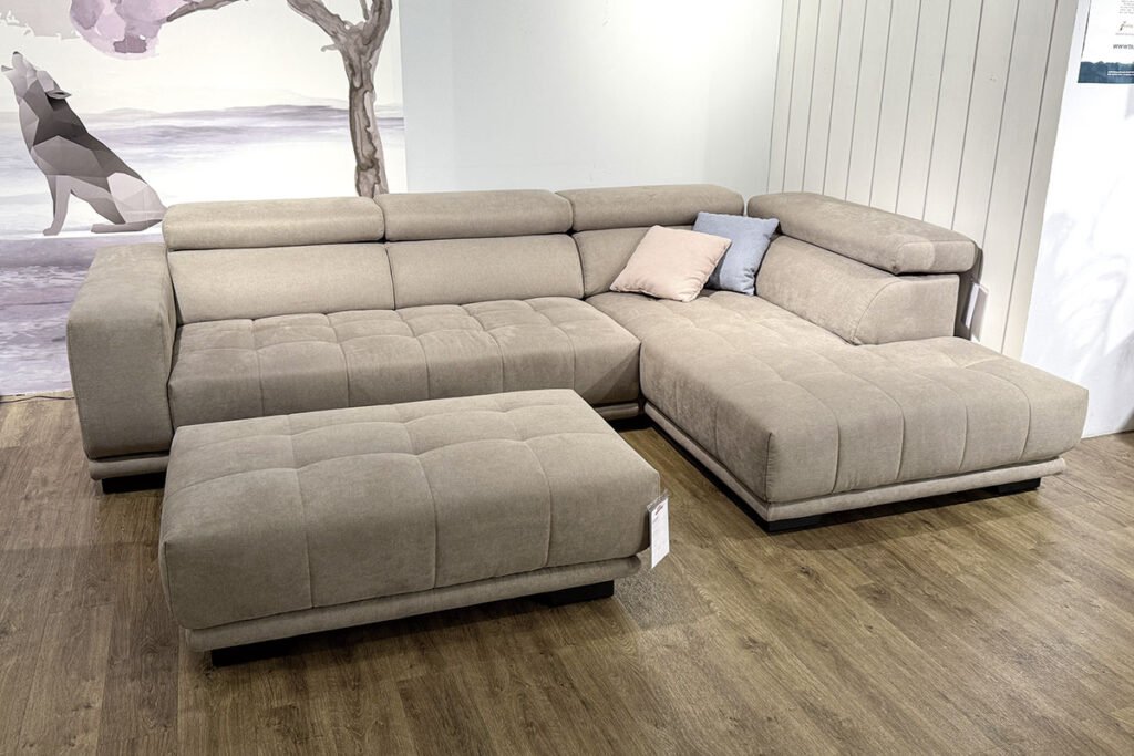 Eckgarnitur Stoff Taupe mit passendem Hocker
