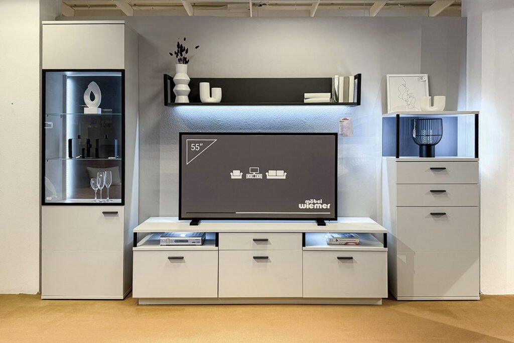 Wohnkombination Modern White Melamin, ca. 310x205 cm, inkl. Zubehör.