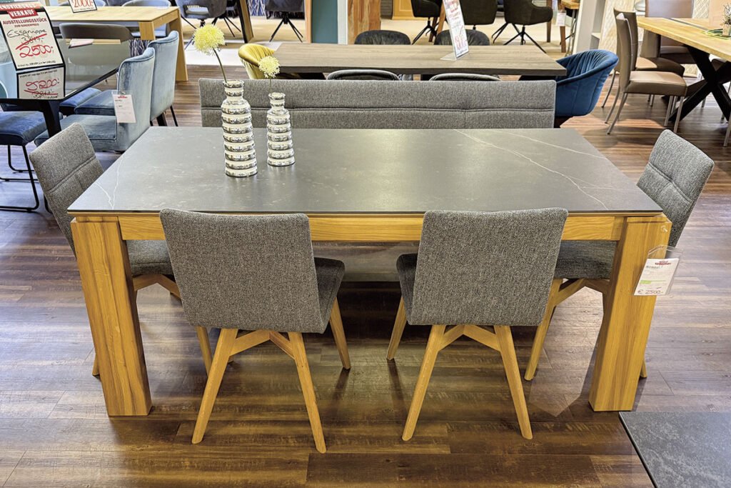 Essgruppe Dekton Anthrazit/Eiche geölt, Stoff Grau, best. aus Ausziehtisch, ca. 180(280)x90 cm, Bank, B ca. 180 cm und 4 Stühlen.