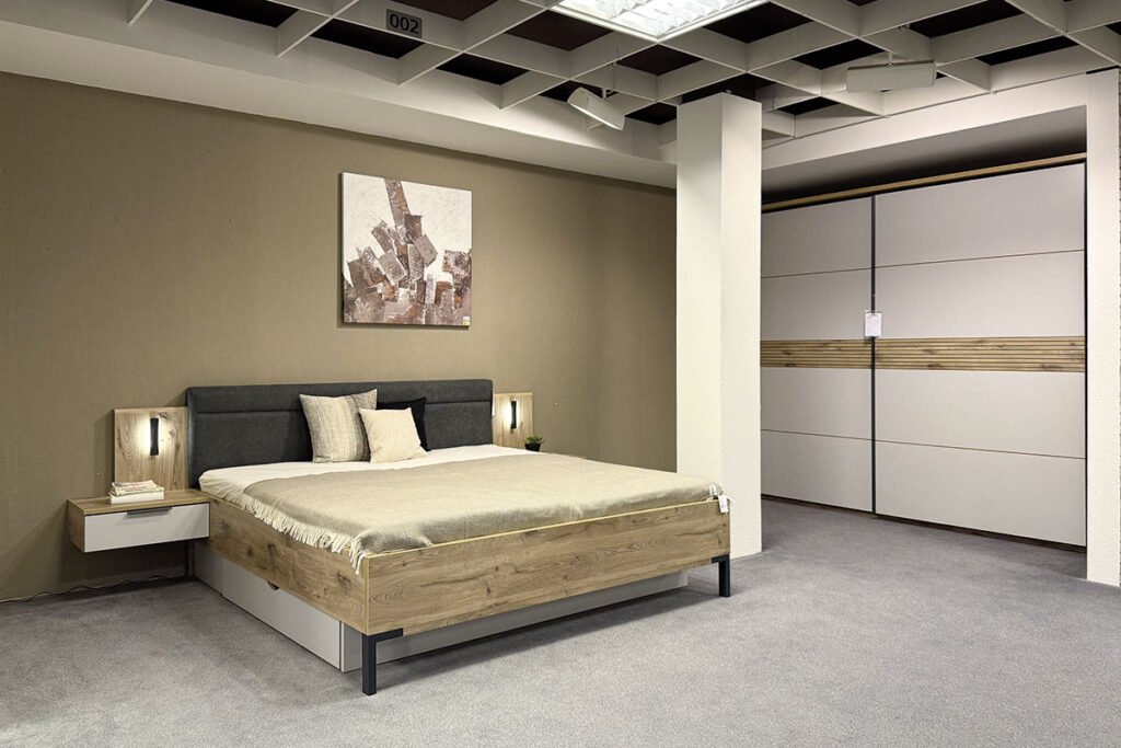 Schlafzimmer Vikink Oak Nachbildung, best. aus Bettanlage, LF ca. 180x200 cm, inkl. 2 Nachtkonsolen und Zubehör sowie Kleiderschrank, ca. 280x231 cm, inkl. Zubehör.