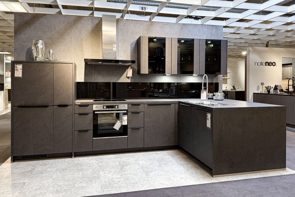 Einbauküche Schiefergrau, inkl. Elektrogeräte: Geräte-Set Gorenje EEK A* (HSET005X), Geschirrspüler Siemens EEK D*2 (SX63HX61CE), Kühlschrank Siemens EEK E*2 (KI42L2FE1), Dunstabzugshaube Siemens EEK B*1(LC96BFM50), Einbauspüle und Mischbatterie, ca. 399x219 cm.
