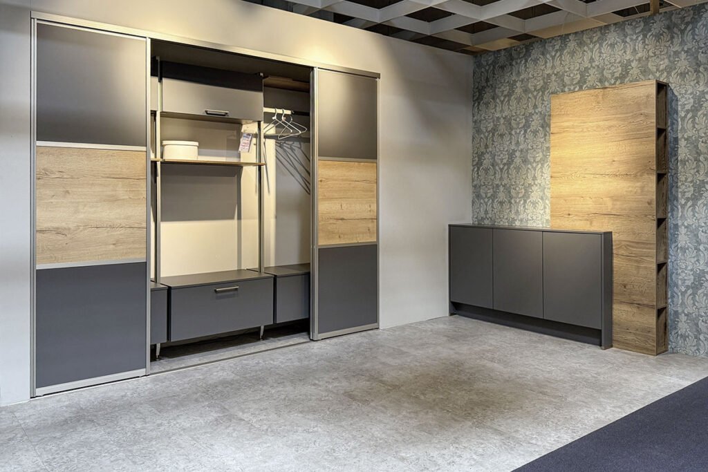 Garderobenkombination Lacklaminat Schiefergrau/Eiche Sierra Nachbildung, ca. 263x220+186x200 cm, best. aus Gleittüren, Garderobenschränken, Kleiderstange und Sideboard mt Regalaufsatz.