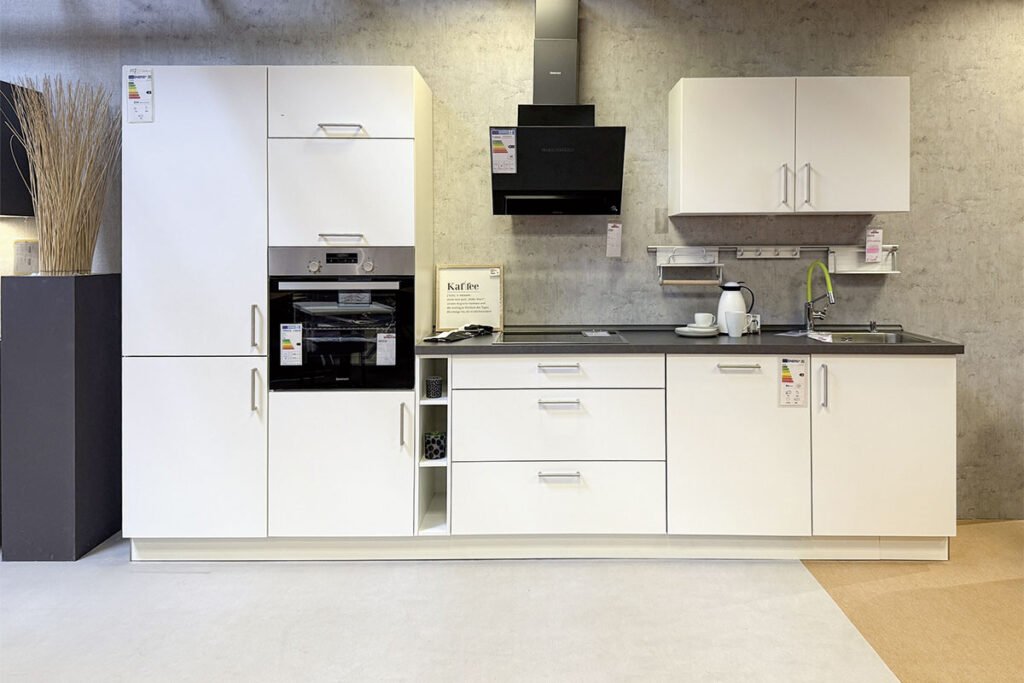 Küchenzeile Melaminharz Weiß, Weiß, inkl. Elektrogeräte: Kochfeld Constructa (CA323255), Backofen Constructa EEK A*1 (CF2M50050), Geschirrspüler Siemens EEK D*2 (SN63H804BE), Kühlschrank Siemens EEK E*2 (KI86NNFE0), Dunstabzugshaube Refsta EEK A*1(60060), Einbauspüle und Mischbatterie, ca. 342x207 cm.