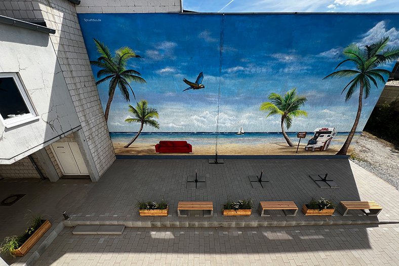 Mitarbeiter-Innenhof mit Strandbild an der Wand
