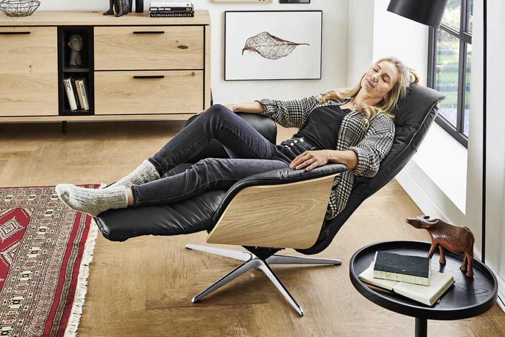 Relaxsessel, Leder Schwarz, mit Sitzschale aus Holz, ausgeklapptem Fußteil