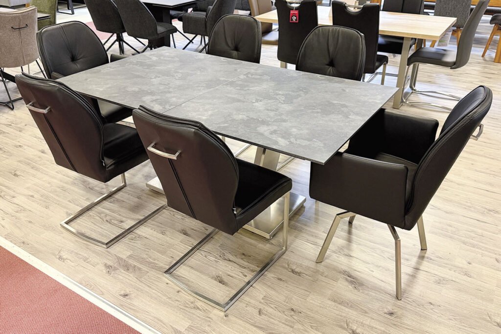 Essgruppe best. aus Ausziehtisch, ca. 180(240)x100 cm, 2 Armlehnstühlen und 4 Schwingstühlen