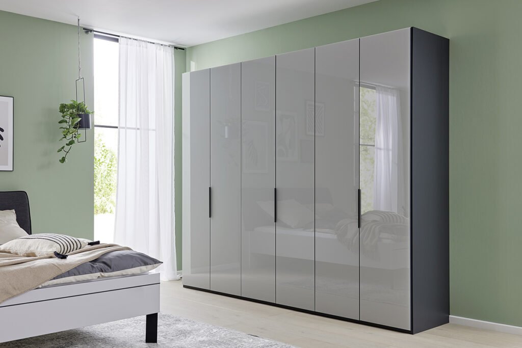 Kleiderschrank, grau mit Glasfront und anthrazitfarbigen Griffen