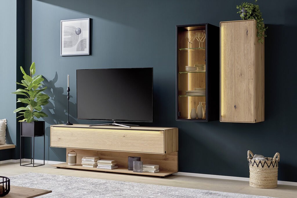 Wohnwand, Asteiche mit Schwarzen Elementen, bestehend aus einem Sideboard und zwei Hängeschränken