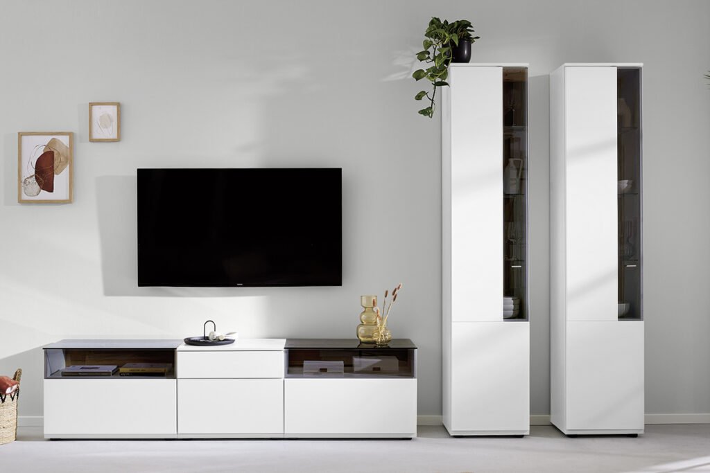 Wohnwand, Weiß matt, bestehend aus zwei Vitrinen und eine Sideboard, mit Glaselementen grau gefärbt