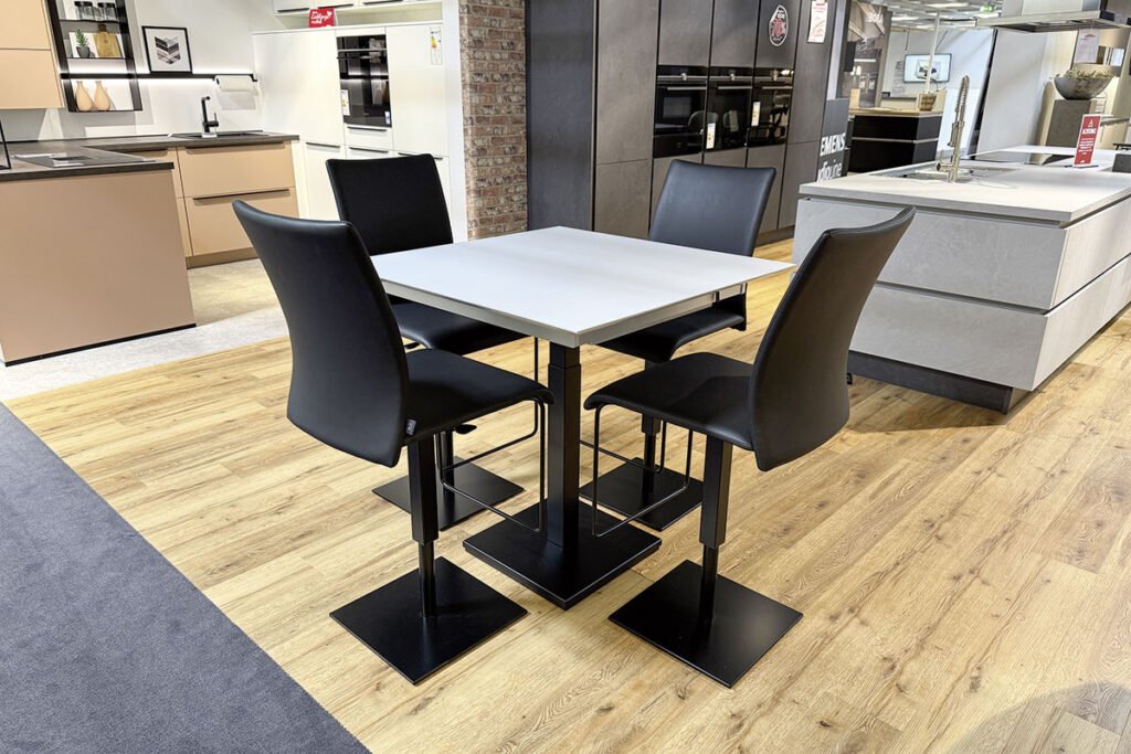 Essgruppe best. aus Bar-Ausziehtisch, ca. 90(150)x74(120) cm und 4 höhenverstellbaren Barstühlen.