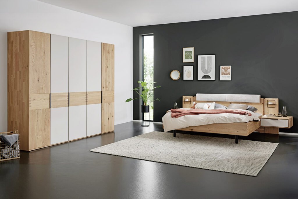 Schlafzimmer Wildeiche massiv, Akzent Mattglas Grau, bestehend aus Drehtürenschrank und Bettanlage