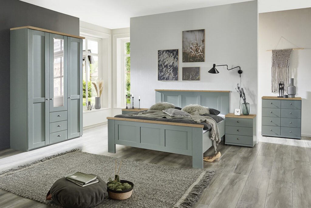 Schlafzimmer Front/Korpus Salbei, Absetzung Bianco Eiche Nachbildung, bestehend aus Drehtürenschrank, Bett, 2 Nachtkonsolem und Kommode.