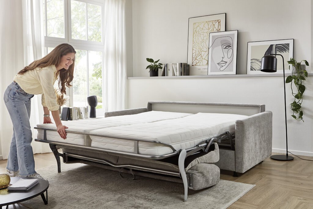 Schlafsofa, aufgeklappt mit zwei Matratzen