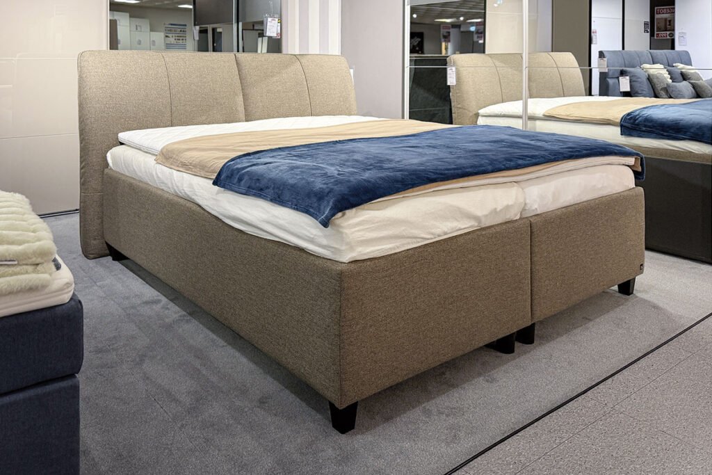 Polsterbett, Bezug Strukturstoff Taupe