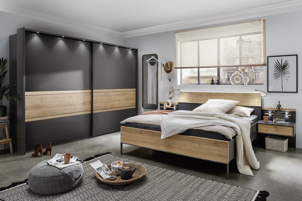 Schlafzimmer, Graphit matt mit biancofarbene Eiche-Nachbildung, bestehend aus zweitürigem Schwebetürenschrank, Doppelbettgestell und zwei Hängenachtkonsolen