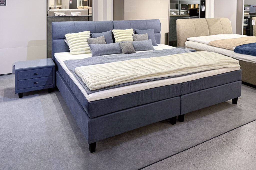 Familien-Boxspringbett, Bezug Strukturstoff Blau, mit 2 Nachtkonsolen