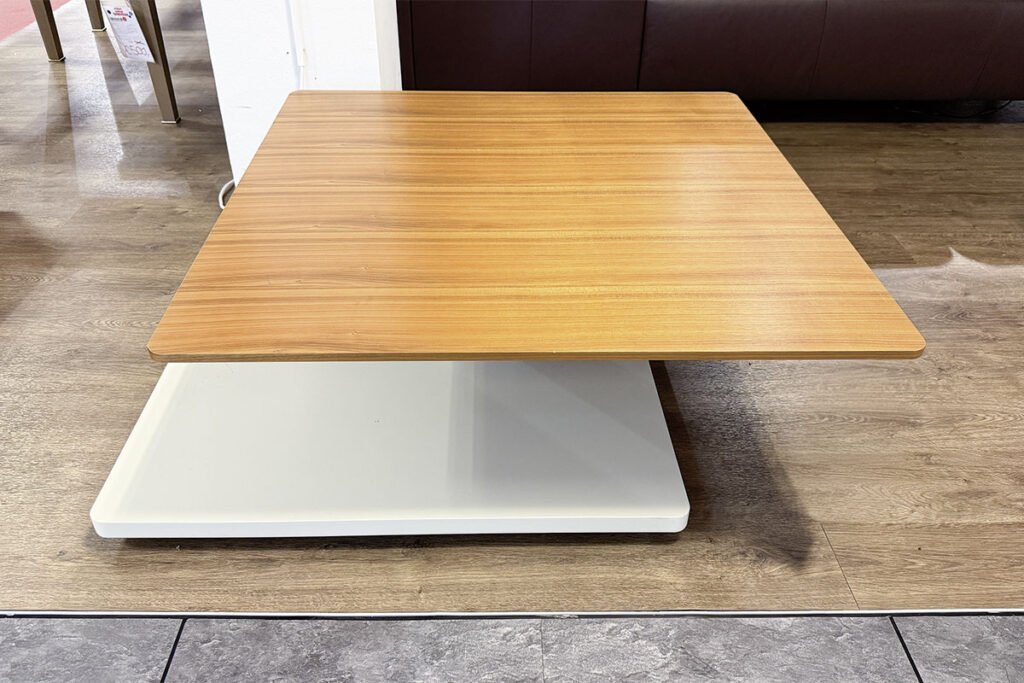 Nussbaum furniert, Metall Lack creme, Tischplatte schwenkbar