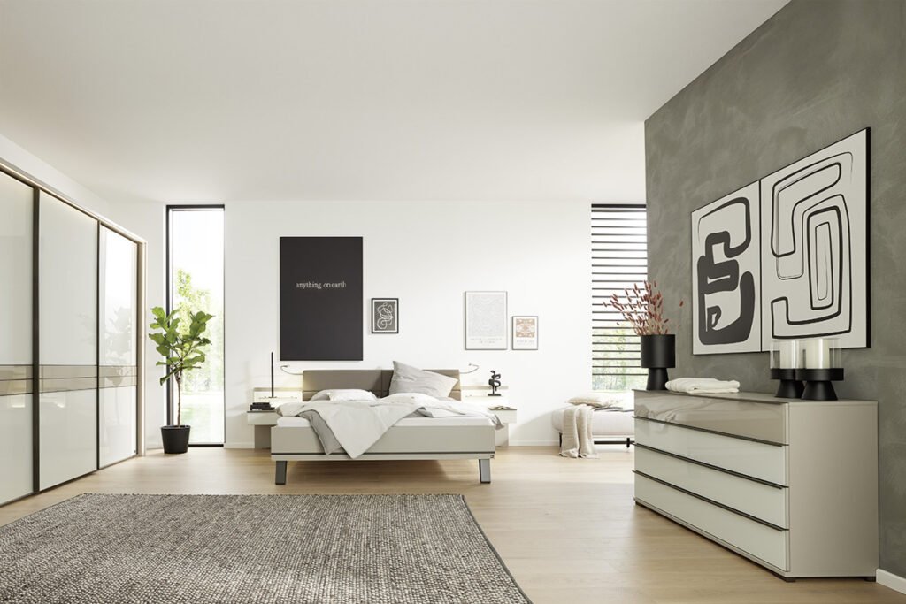 Schlafzimmer, Weiß/Kieselgrau, Kopfteil Leder Havanafarbig, , bestehend aus Bett, Hängekonsolen, Kleiderschrank mit Glasfronten