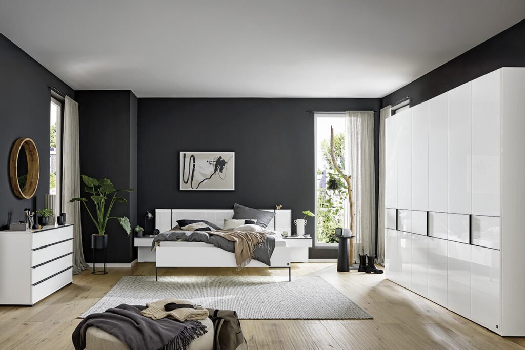 Schlafzimmer, weiß matt mit Glasfront, schieferfarbene Griffe, bestehend aus Bett, Kommode und Kleiderschrank