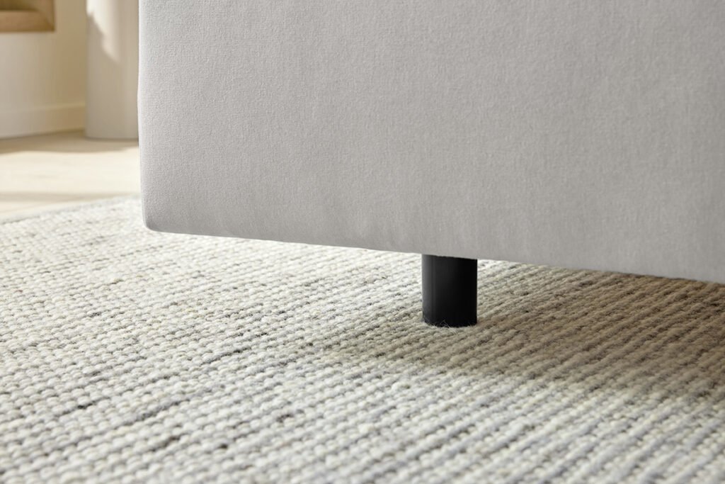Boxspringbett weiß, mit schwarzen Füßen